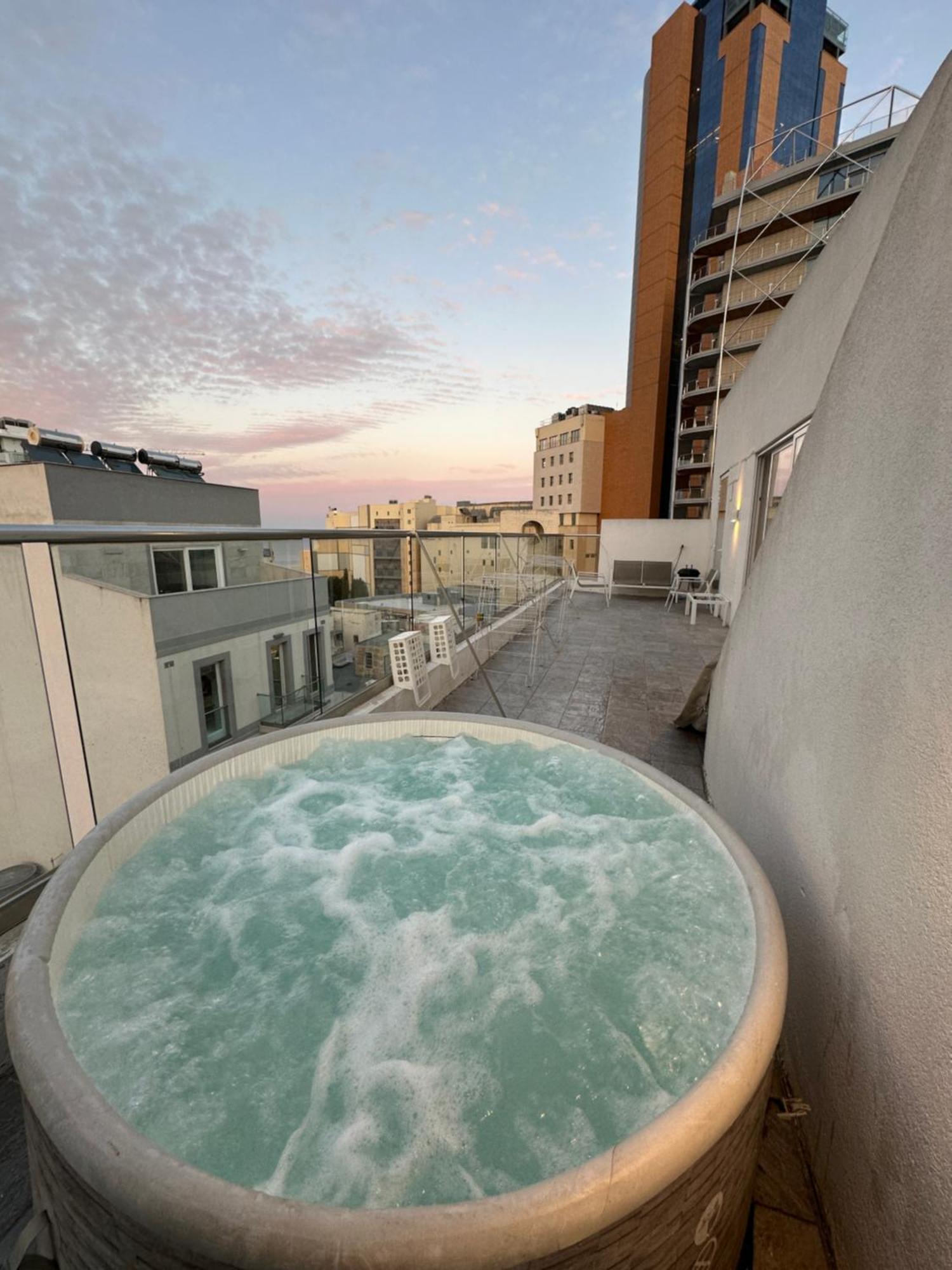 Paceville Sea View Penthouse With Jacuzzi! Saint Julian's Exterior photo
