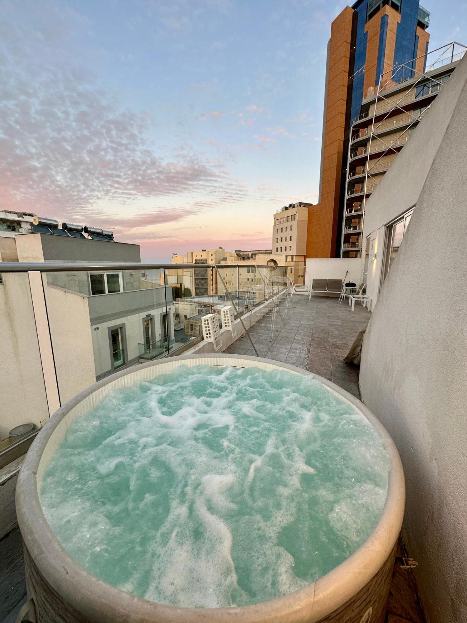 Paceville Sea View Penthouse With Jacuzzi! Saint Julian's Exterior photo